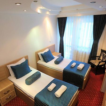 Hotel Pejton Pristina Esterno foto