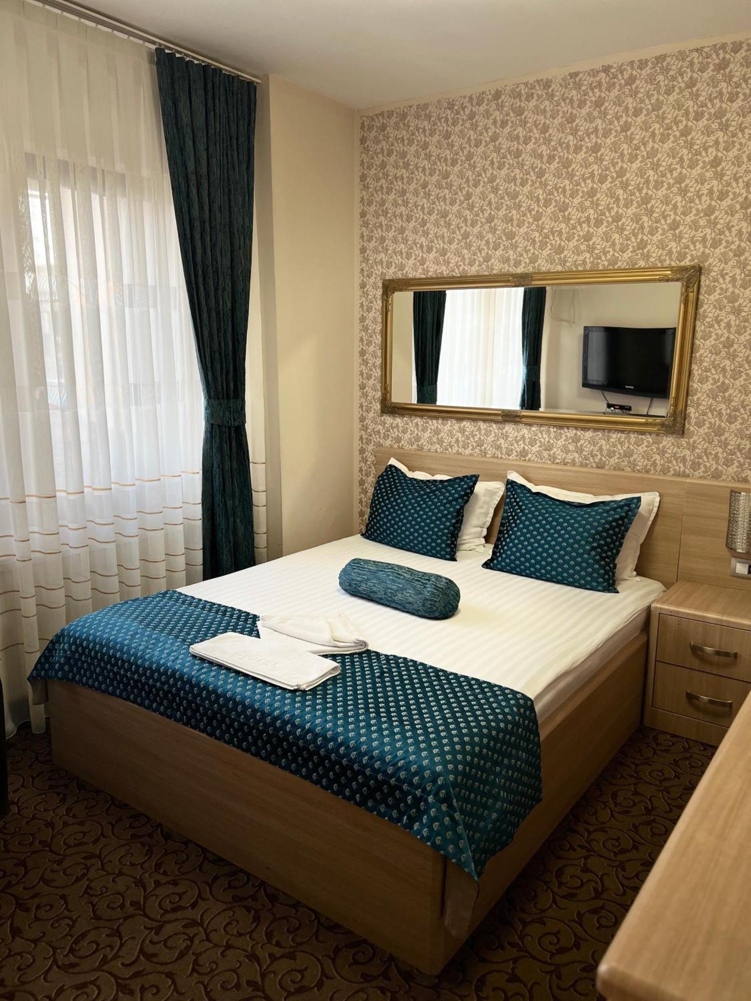 Hotel Pejton Pristina Esterno foto