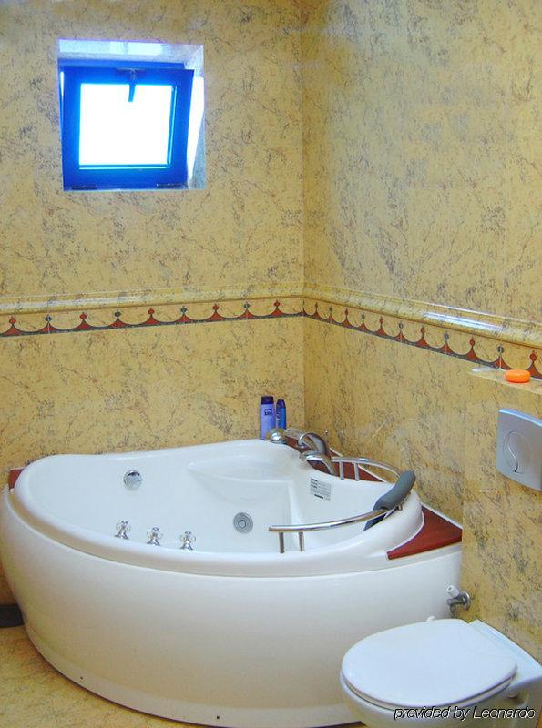 Hotel Pejton Pristina Esterno foto