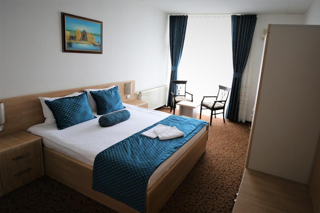 Hotel Pejton Pristina Esterno foto