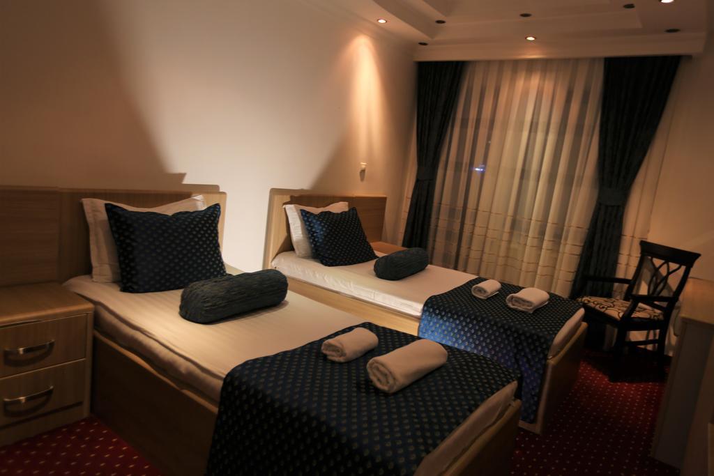 Hotel Pejton Pristina Esterno foto