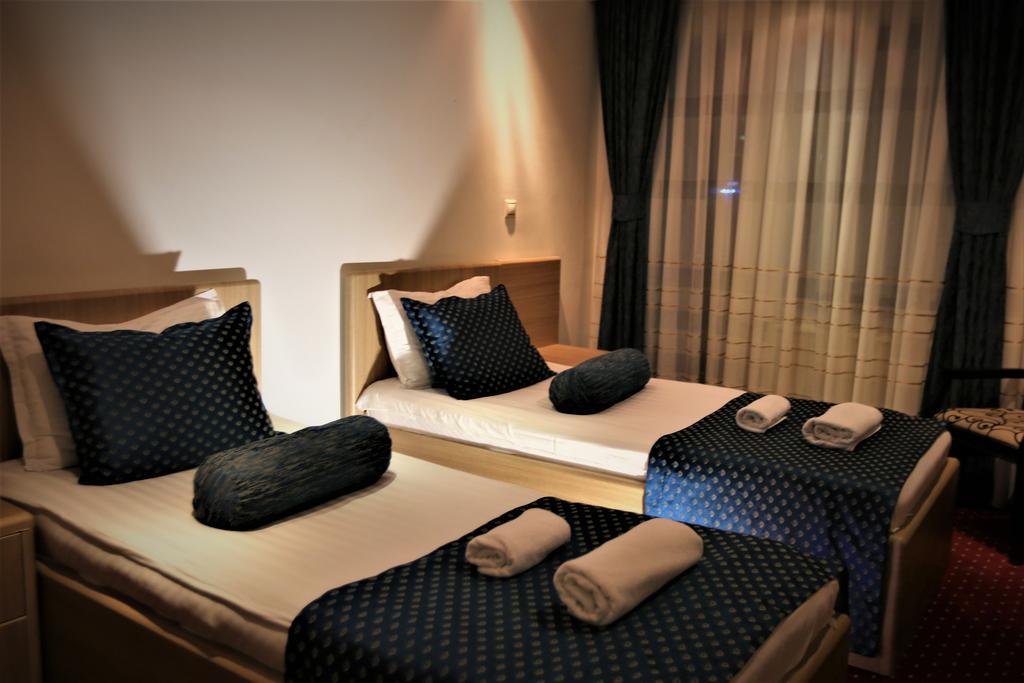 Hotel Pejton Pristina Esterno foto