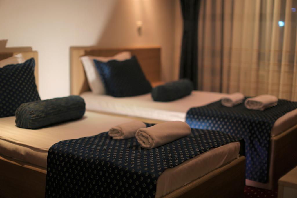 Hotel Pejton Pristina Esterno foto