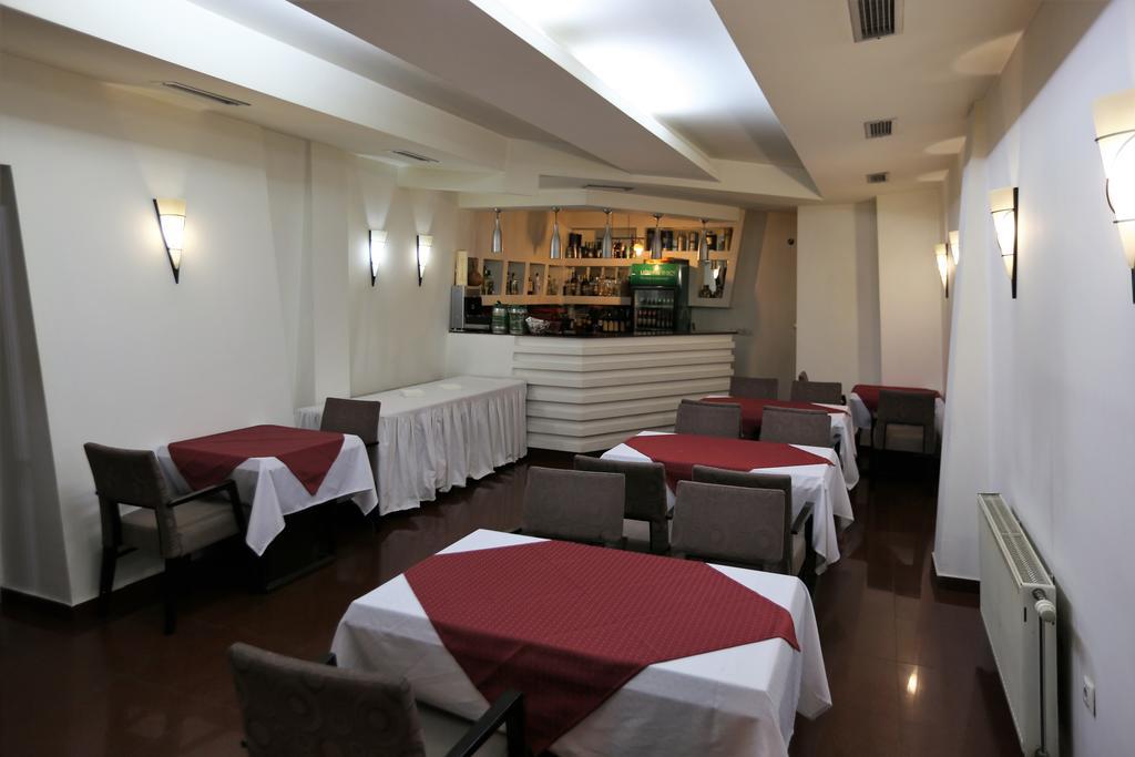 Hotel Pejton Pristina Esterno foto