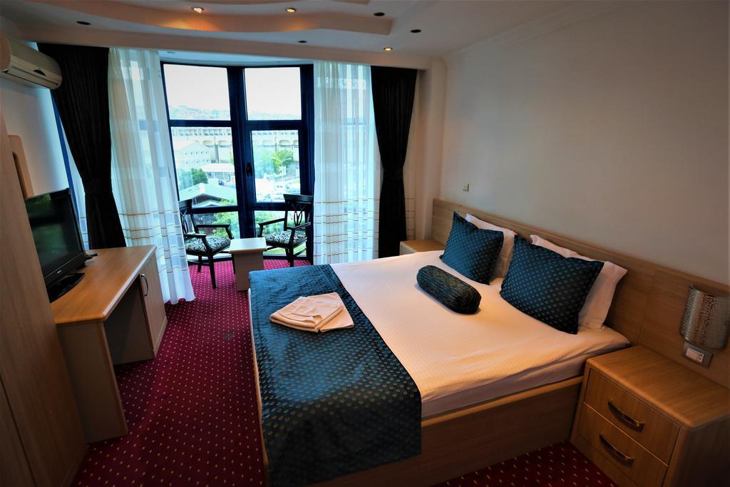 Hotel Pejton Pristina Esterno foto