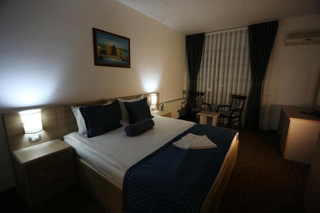 Hotel Pejton Pristina Esterno foto