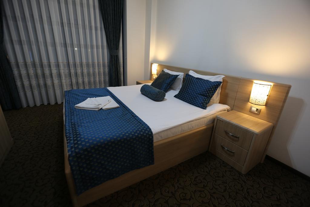 Hotel Pejton Pristina Esterno foto