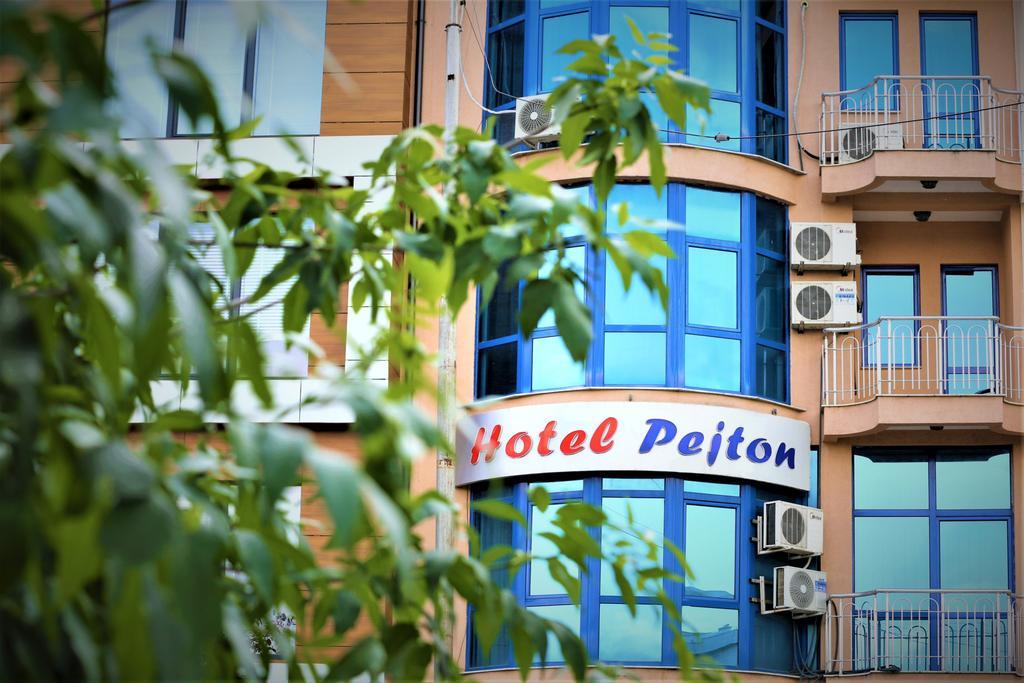 Hotel Pejton Pristina Esterno foto