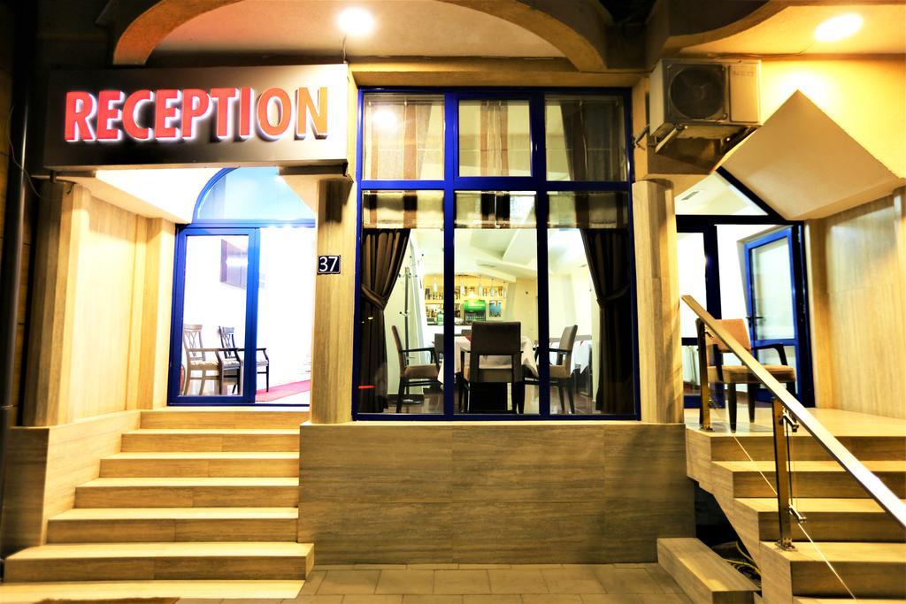 Hotel Pejton Pristina Esterno foto
