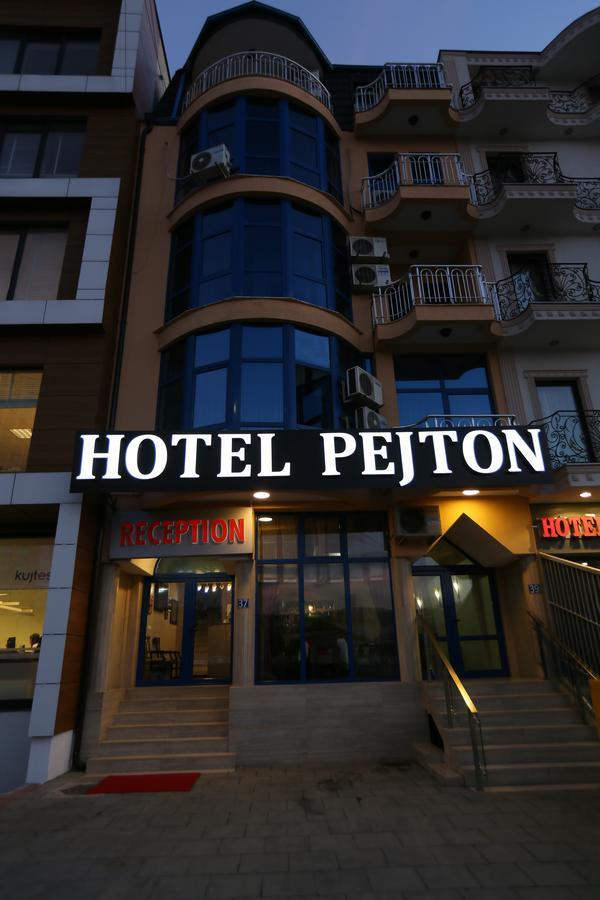 Hotel Pejton Pristina Esterno foto