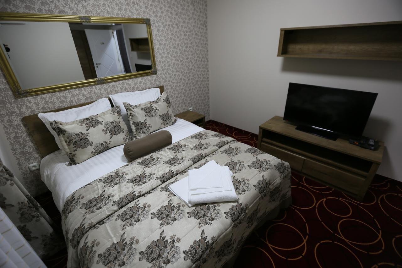 Hotel Pejton Pristina Esterno foto