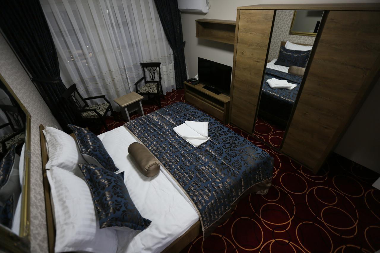 Hotel Pejton Pristina Esterno foto
