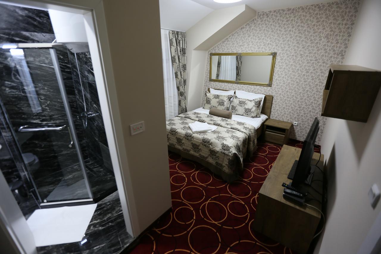 Hotel Pejton Pristina Esterno foto