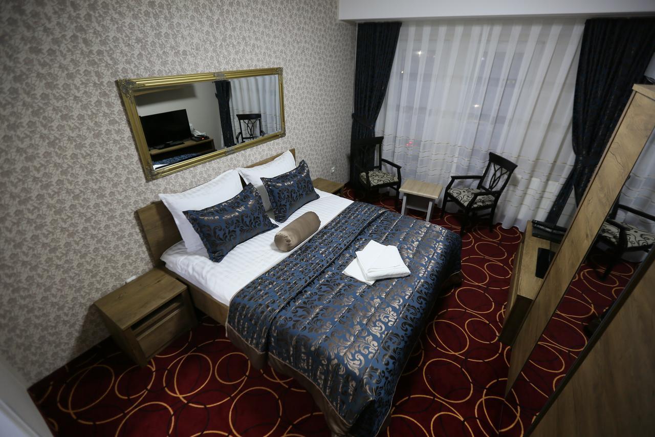 Hotel Pejton Pristina Esterno foto