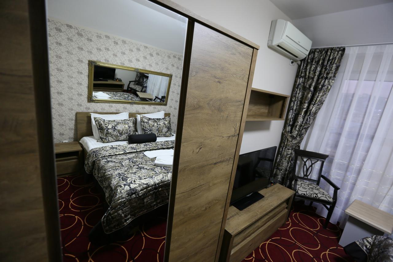 Hotel Pejton Pristina Esterno foto